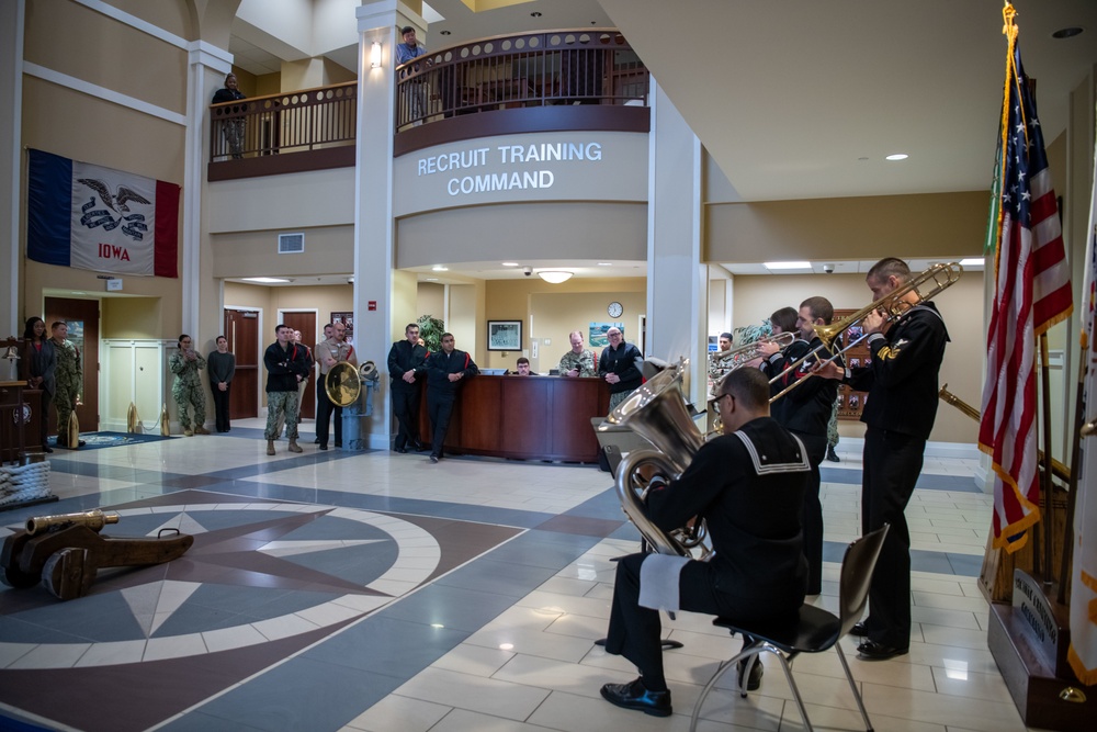 Navy Band Great Lakes performs at Recruit Training Command