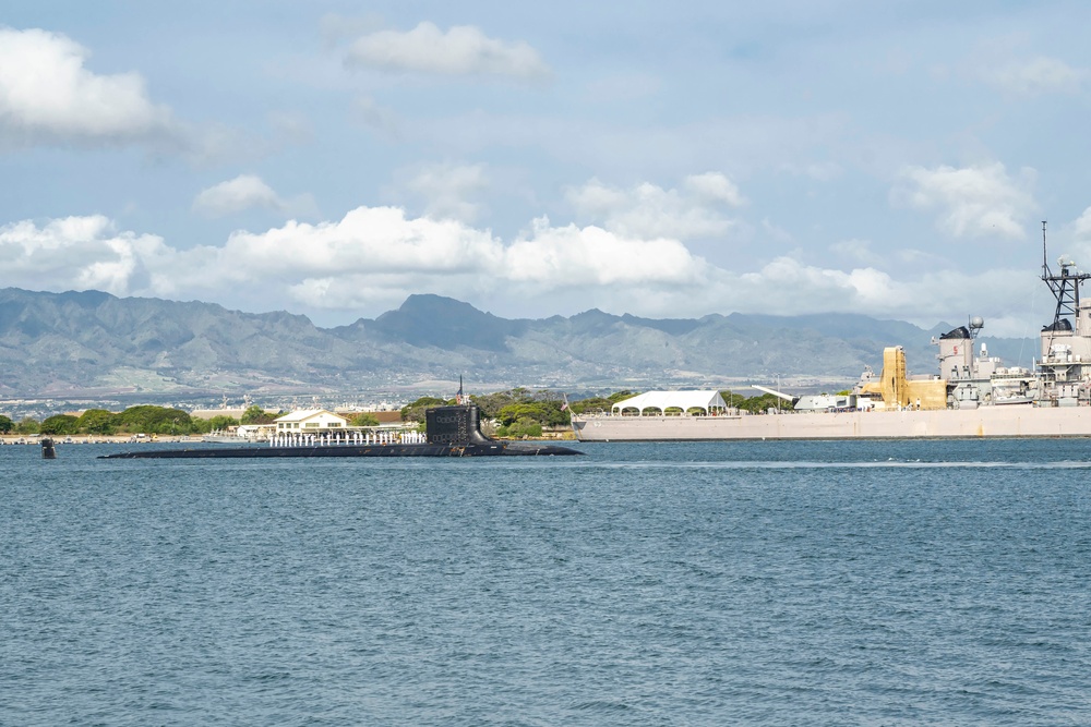 USS Missouri Renders Honors to the Battleship Missouri Memorial