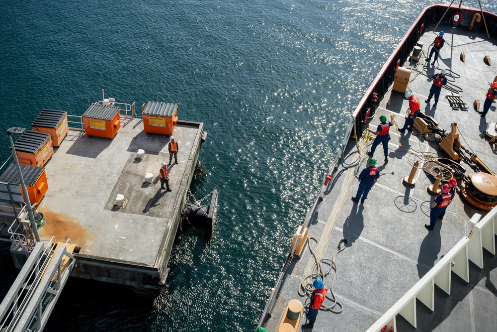 Coast Guard Cutter Polar Star (WAGB 10) refuels in Sydney