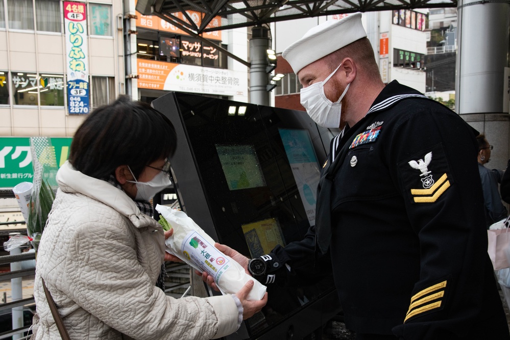 CFAY Year-End Traffic Safety Campaign at Yokosuka Chuo Station