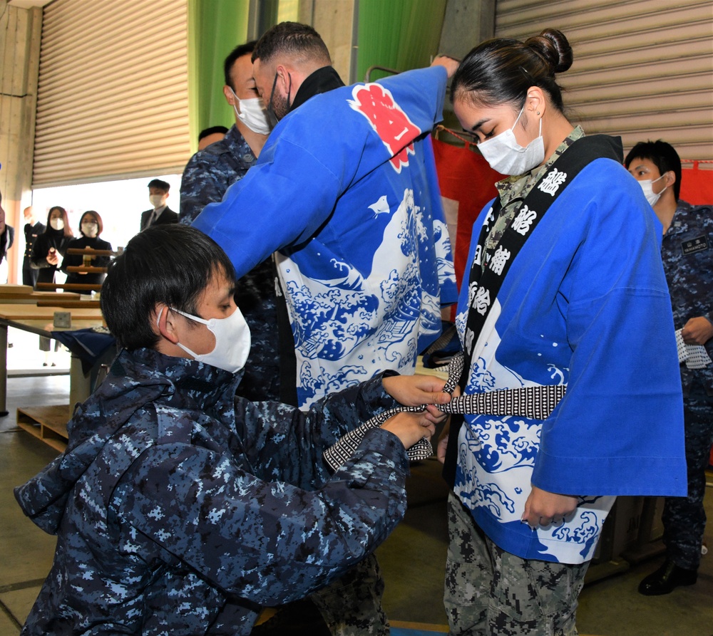 NAVSUP FLC Yokosuka Sailors experience Japan’s year-end tradition