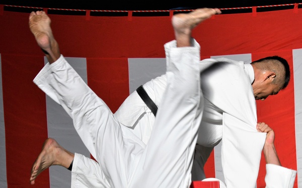 NAVSUP FLC Yokosuka Sailors experience Japan’s year-end tradition