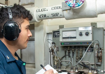 USS Ronald Reagan (CVN 76) combat systems and helicopter operations