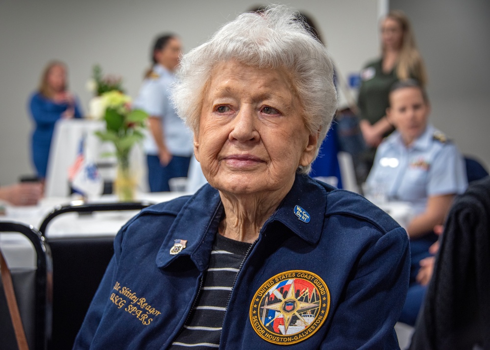 Coast Guard celebrates SPARS 80th anniversary at ceremony in Houston, Texas