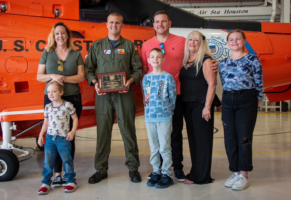 Hurricane Harvey survivors reunite with Coast Guard pilot in Houston, Texas