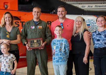 Hurricane Harvey survivors reunite with Coast Guard pilot in Houston, Texas