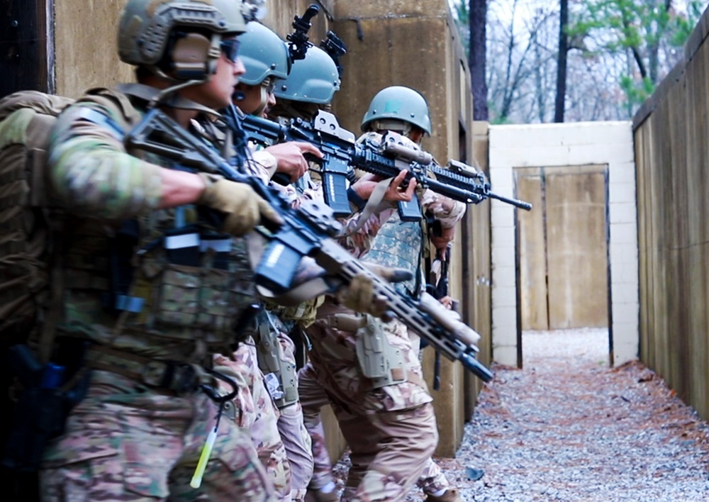 Green Berets and Royal Saudi Special Security Forces Exercise