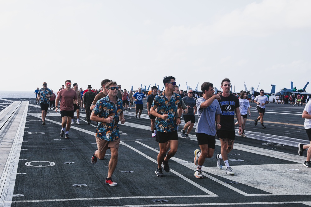 Sailors Participate in Reindeer 5k Run