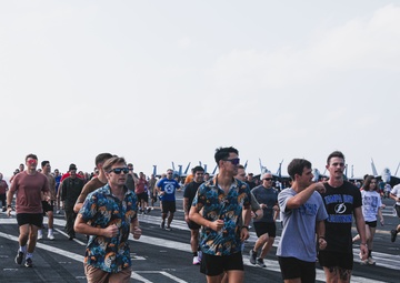 Sailors Participate in Reindeer 5k Run