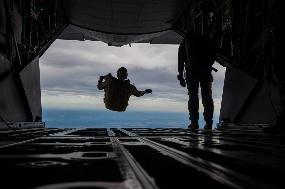 U.S. and German forces practice airborne operations together