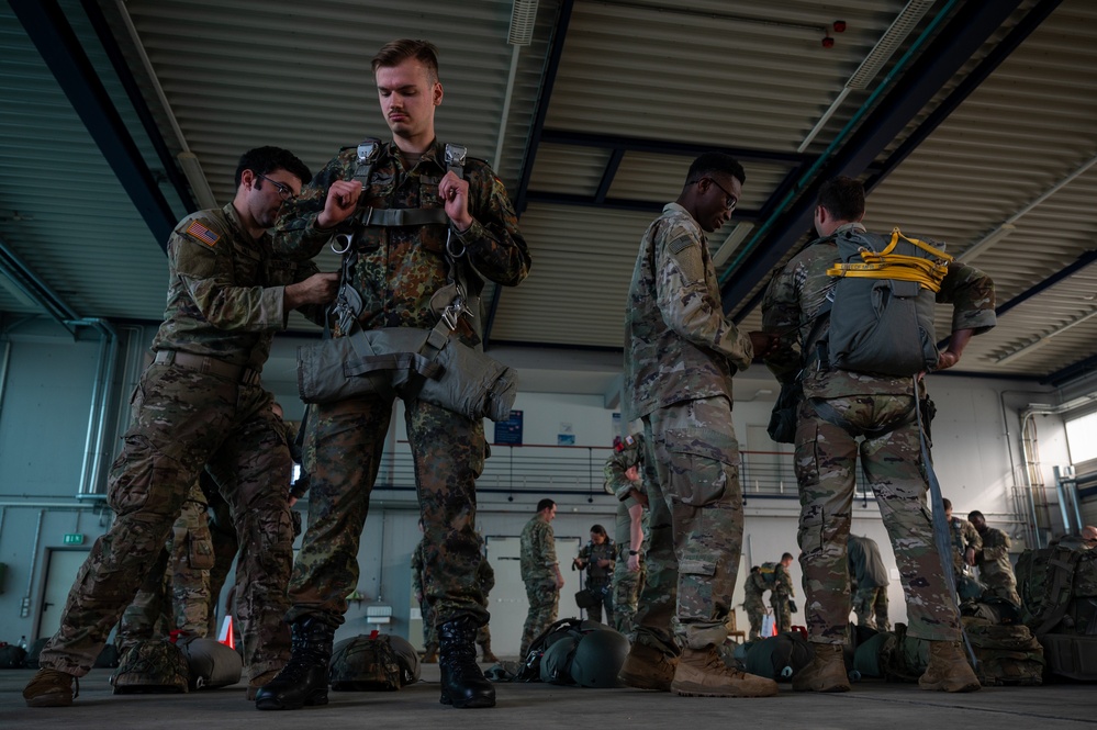 U.S. and German forces practice airborne operations together