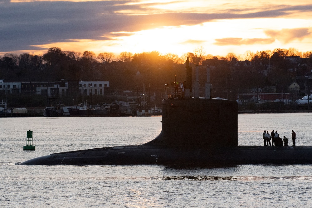 USS Indiana (SSN 789) Departs