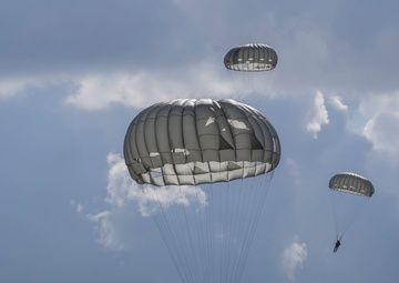 7th Special Forces Group (Airborne) Soldiers Earn Foreign Jump Wings