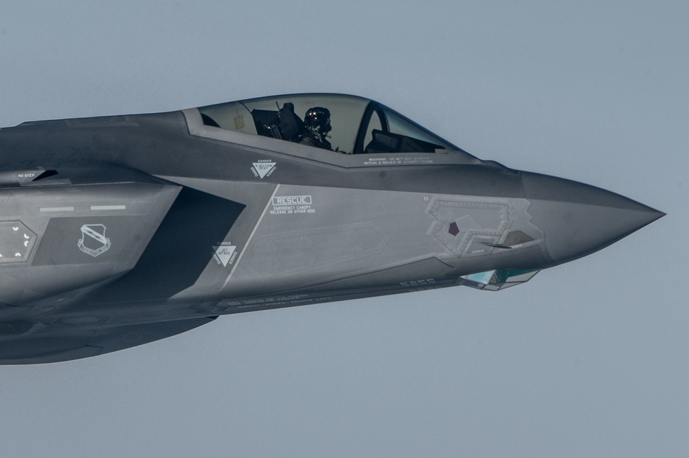 Fairchild KC-135 refuels F-35 Lighting II