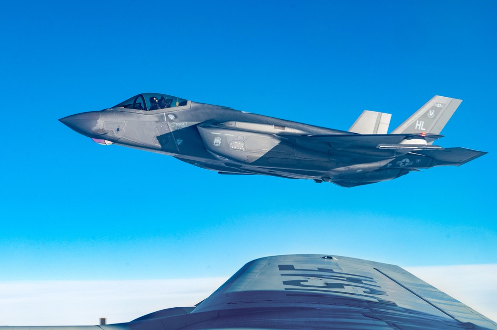 Fairchild KC-135 refuels F-35 Lighting II