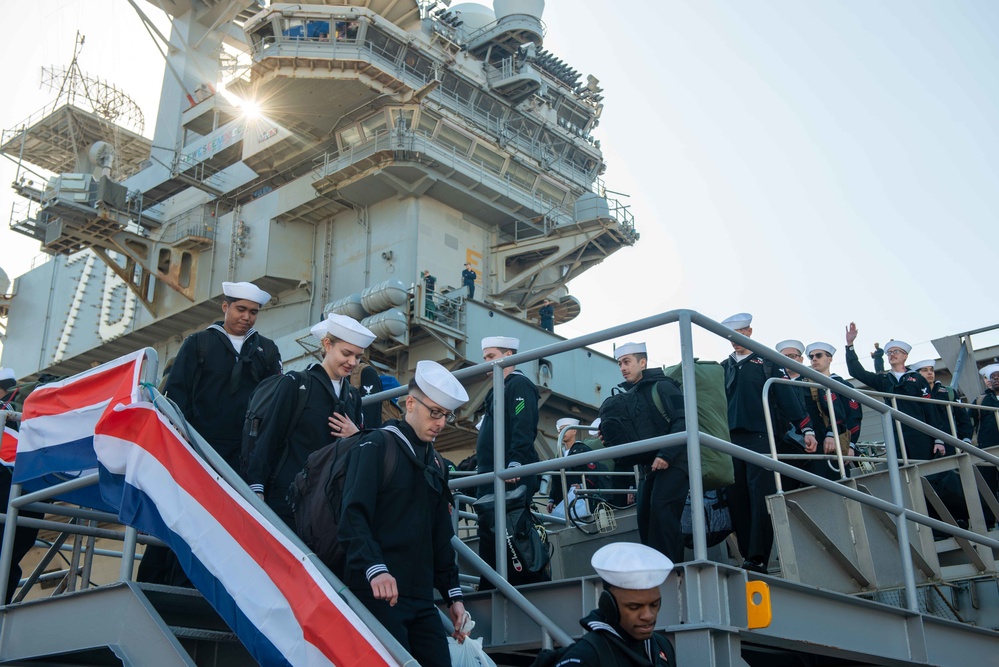 USS Ronald Reagan (CVN 76) returns to Yokosuka, Japan