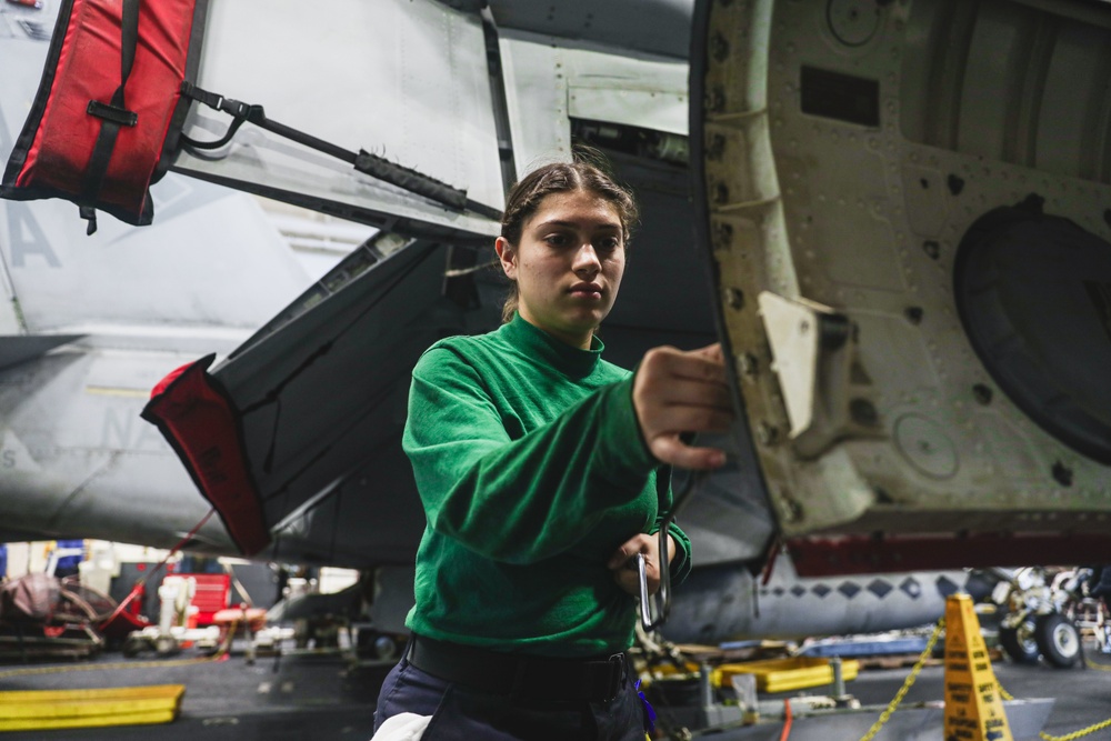 Sailor Maintains Super Hornet