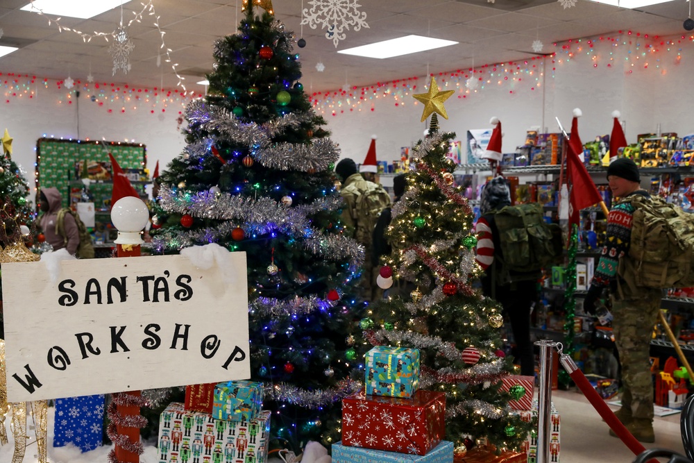 First Infantry Division, First Engineer Battalion Hosts Operation Santa Claus Ruck
