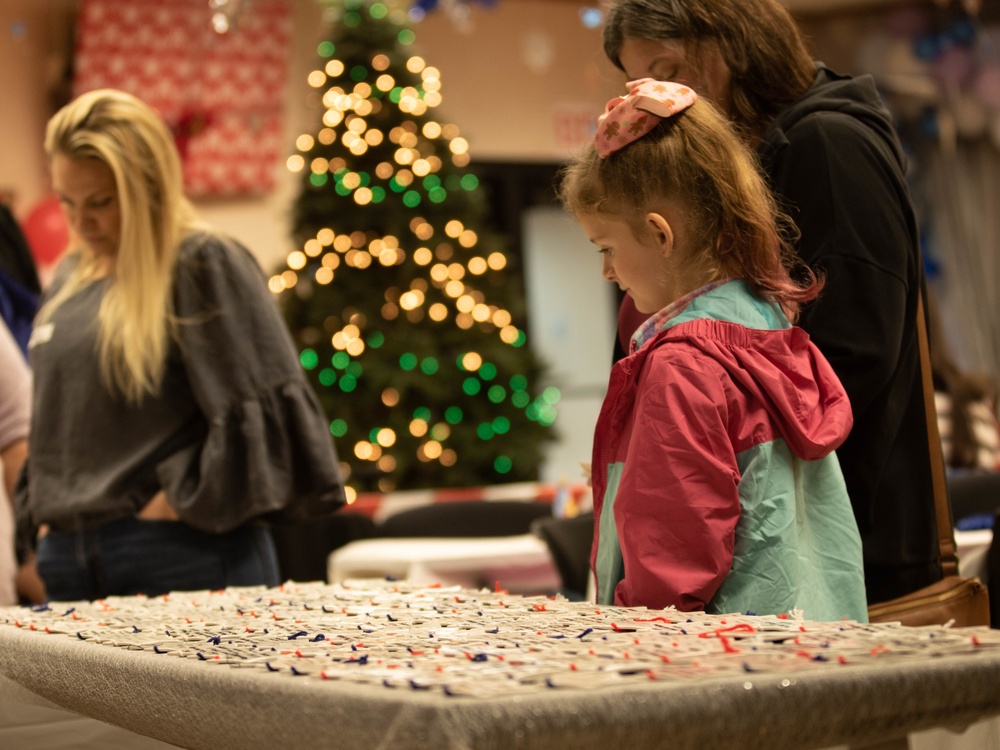 A Gold Star Christmas: Decorated Tree Honors Fallen Heroes at JBLM