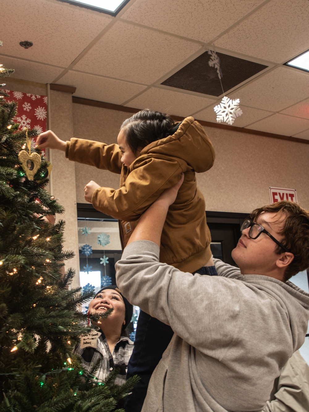 A Gold Star Christmas: Decorated Tree Honors Fallen Heroes at JBLM