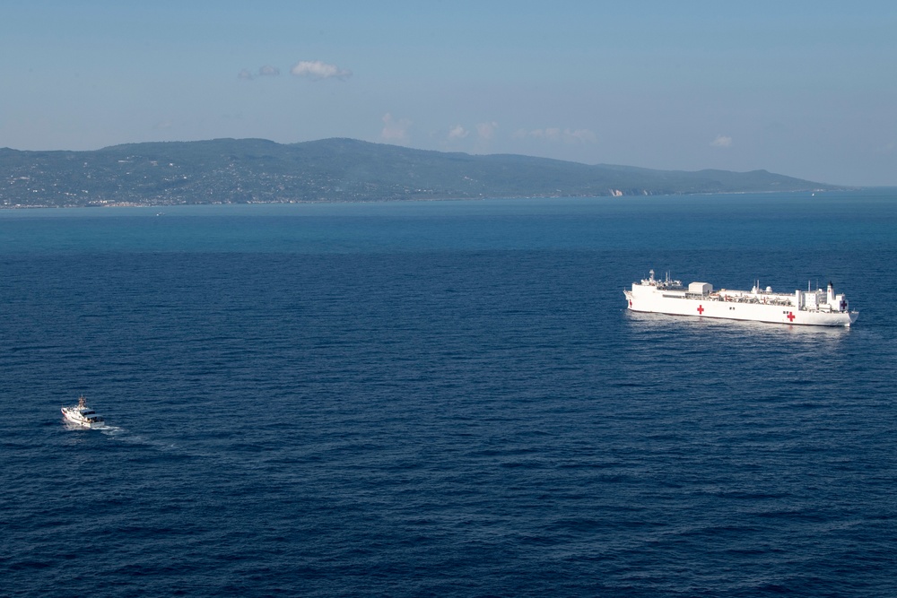 USNS Comfort sails off the coast of Jeremie, Haiti