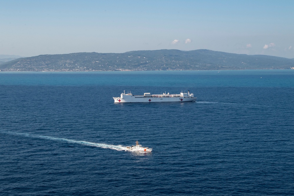 USNS Comfort sails off the coast of Jeremie, Haiti