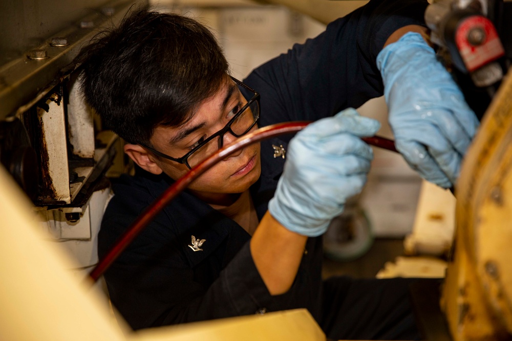 Abraham Lincoln Sailors conduct maintenance