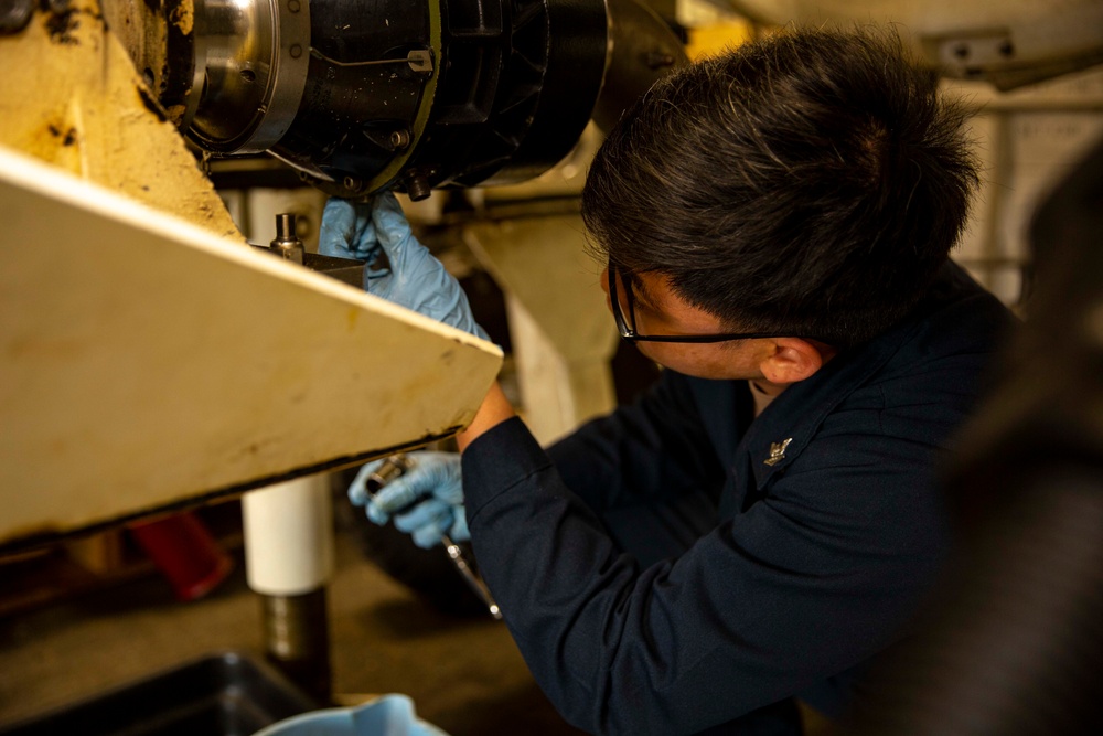 Abraham Lincoln Sailors conduct maintenance