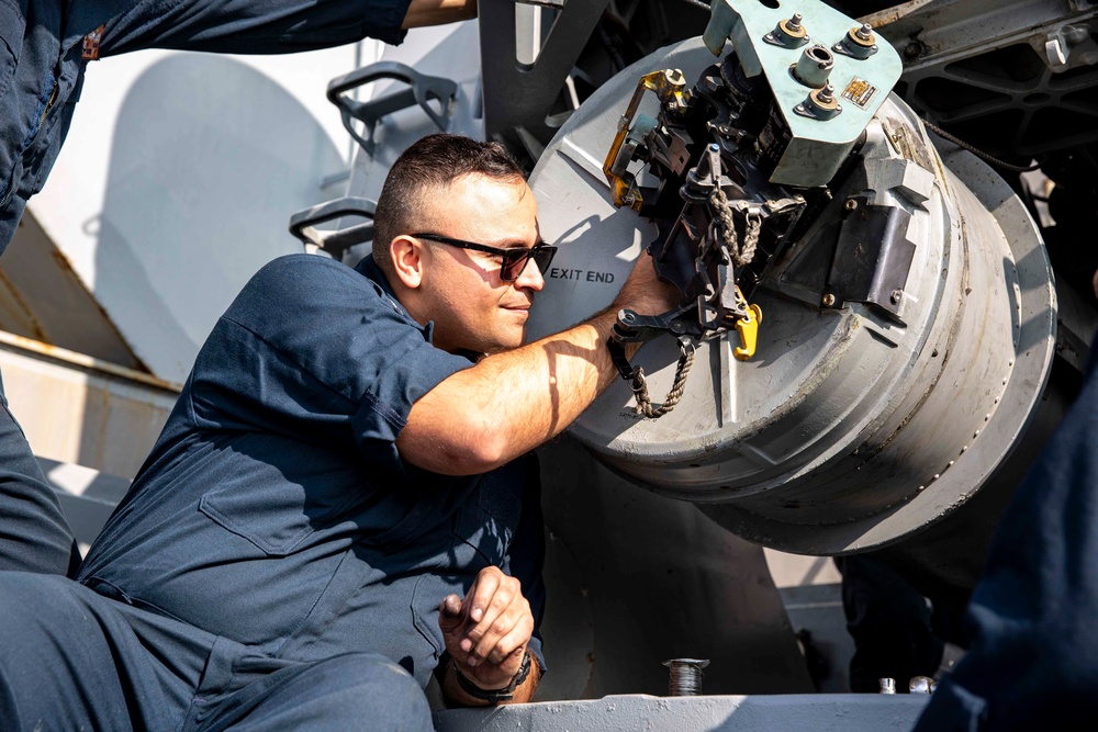 Abraham Lincoln Sailors conduct maintenance