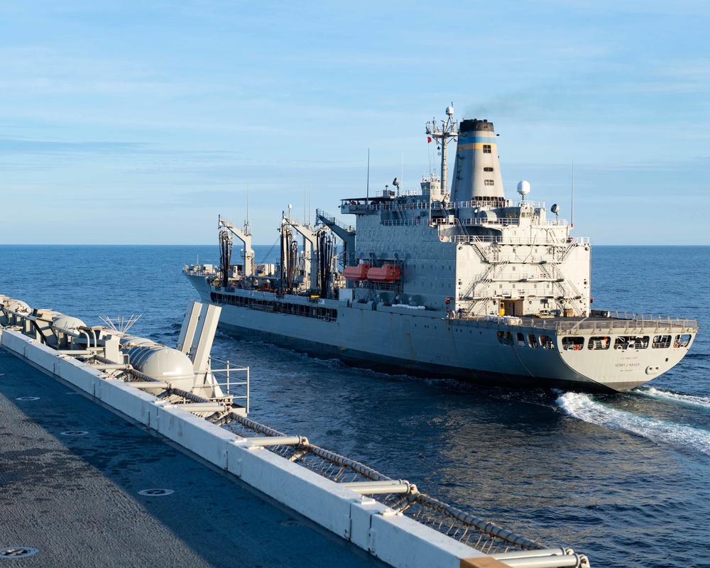 Uss Carl Vinson (CVN 70) Conducts a Replenishment at Sea With Henry J. Kaiser-class Fleet