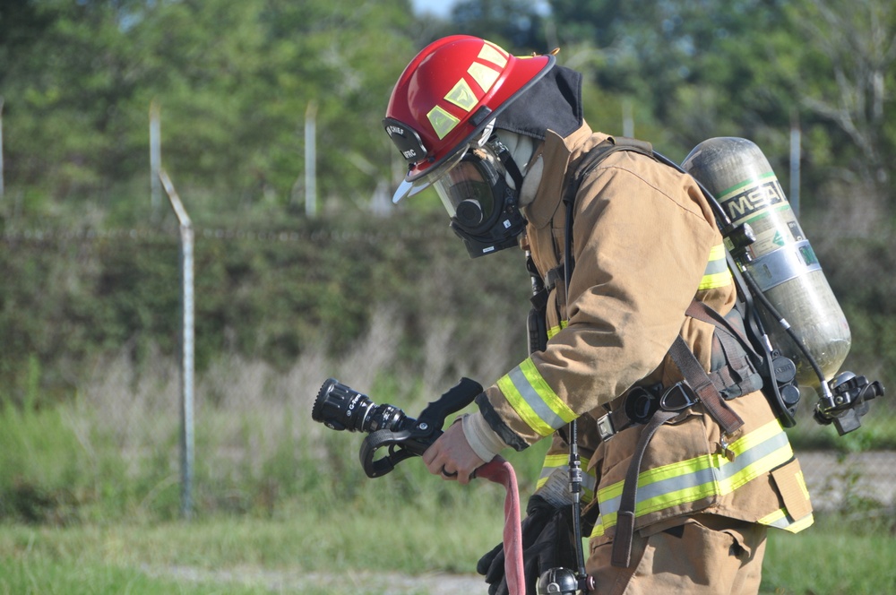 908th Firefighters conduct structure fire training