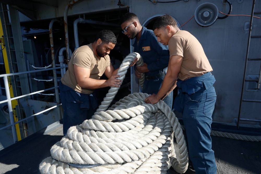 USS Abraham Lincoln pulls in to port