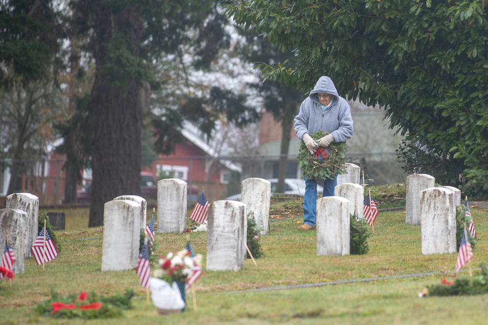Northwest Community Members Honor Veterans During Wreaths Across America Ceremony