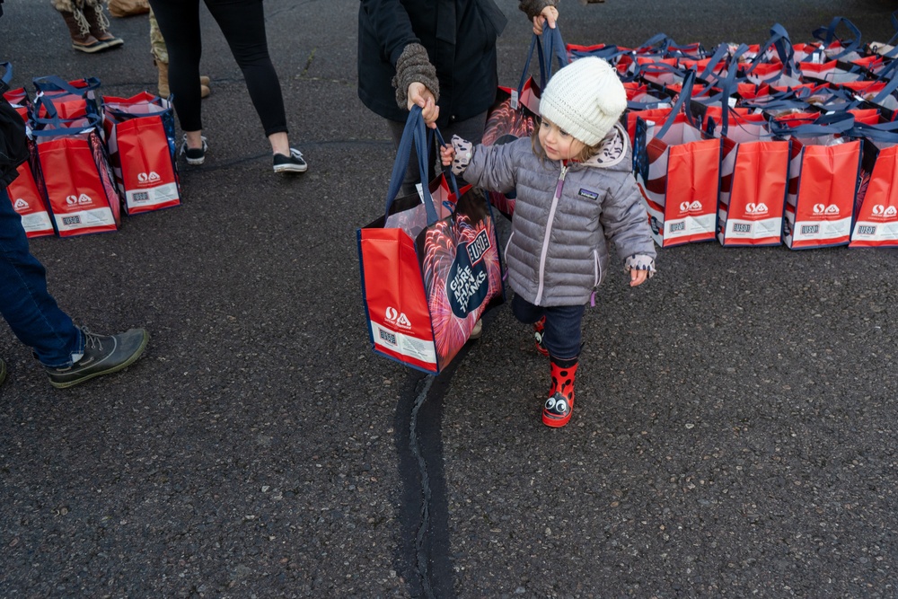 Volunteers from the 142nd Wing and USO participate in &quot;Everything but the Turkey&quot; food drive