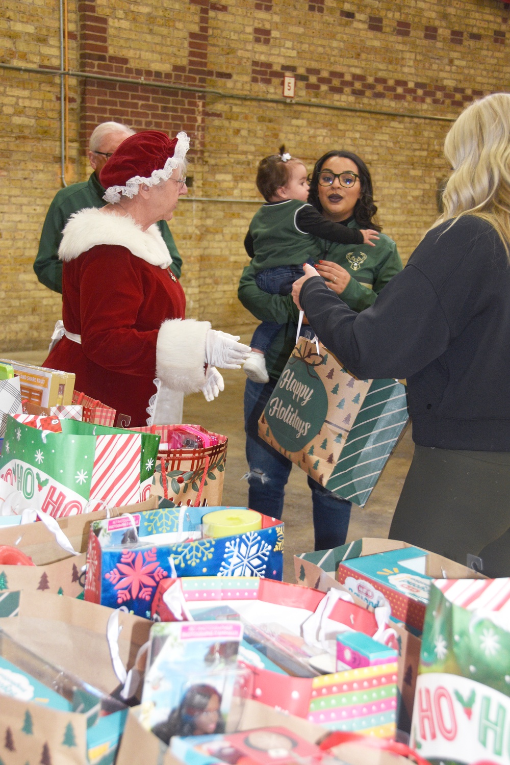 Milwaukee Buck scores winning play with families of deployed Wisconsin Guard members