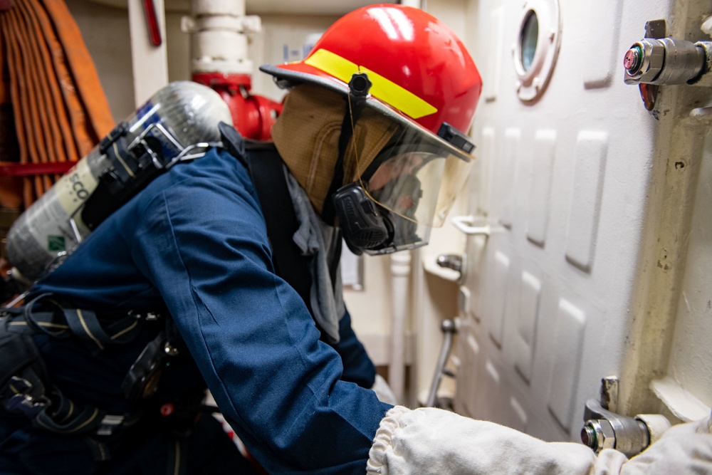 DVIDS - Images - USS Milius (DDG 69) Sails In The Philippine Sea [Image ...