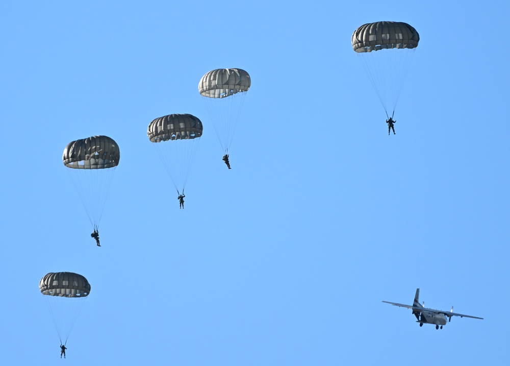 USAJFKSWCS Conducts Airborne Operations