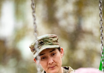 Paratroopers spend day with Ukrainian refugees in Poland