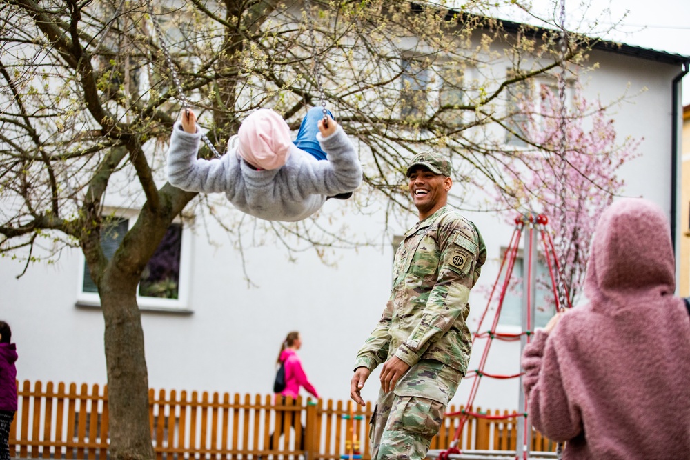 Paratroopers spend day with Ukrainian refugees in Poland