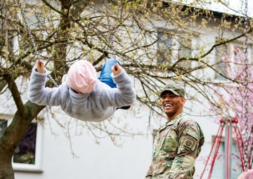 Paratroopers spend day with Ukrainian refugees in Poland