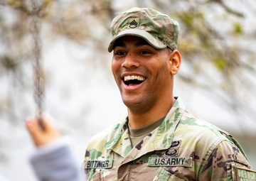 Paratroopers spend day with Ukrainian refugees in Poland