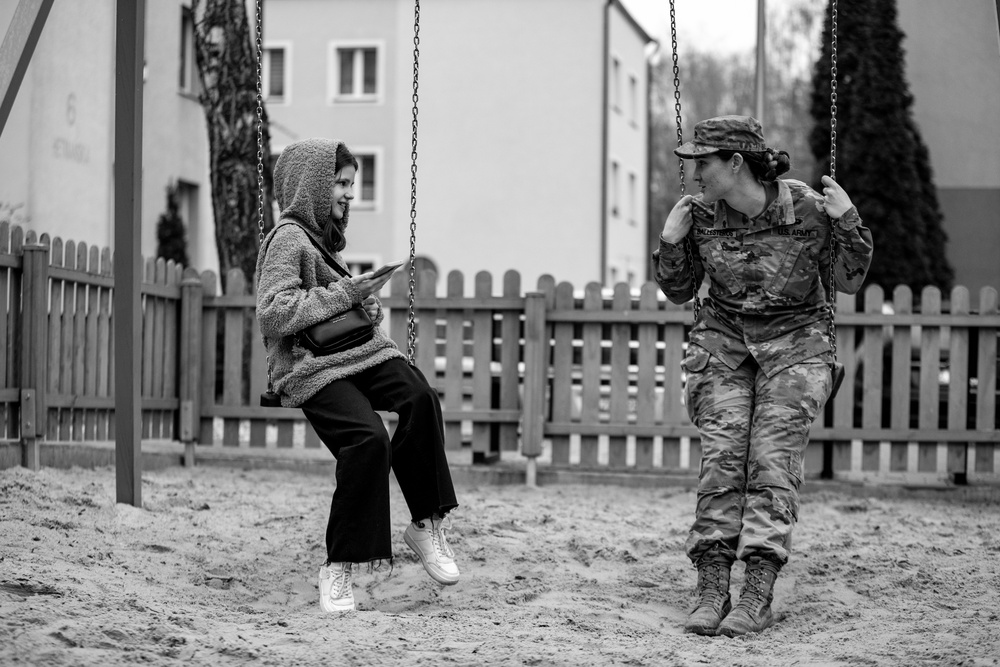 Paratroopers spend day with Ukrainian refugees in Poland