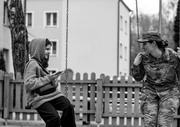 Paratroopers spend day with Ukrainian refugees in Poland