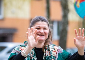 Paratroopers spend day with Ukrainian refugees in Poland