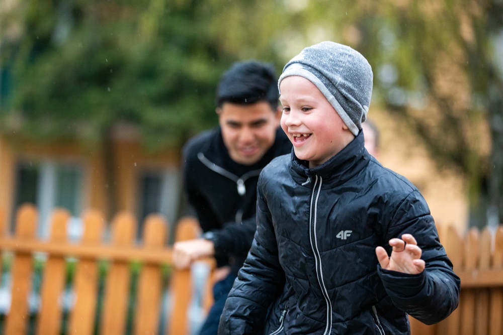 Paratroopers spend day with Ukrainian refugees in Poland