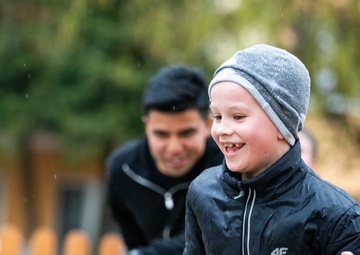 Paratroopers spend day with Ukrainian refugees in Poland