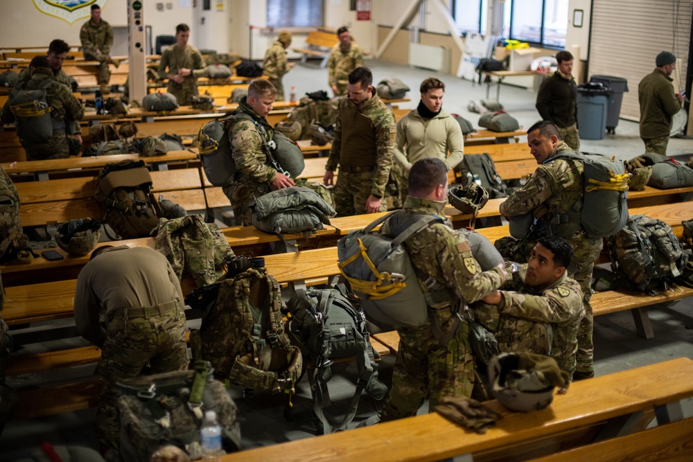 DVIDS Images JBER TACPs suit up for coldweather jump [Image 4 of 10]