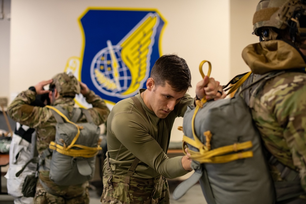 DVIDS Images JBER TACPs suit up for coldweather jump [Image 5 of 10]