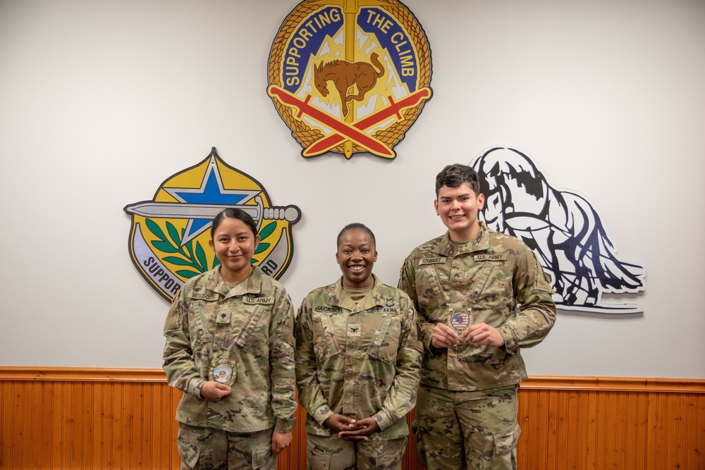 10th MDSB Air Assault Graduates receive Brigade Coins