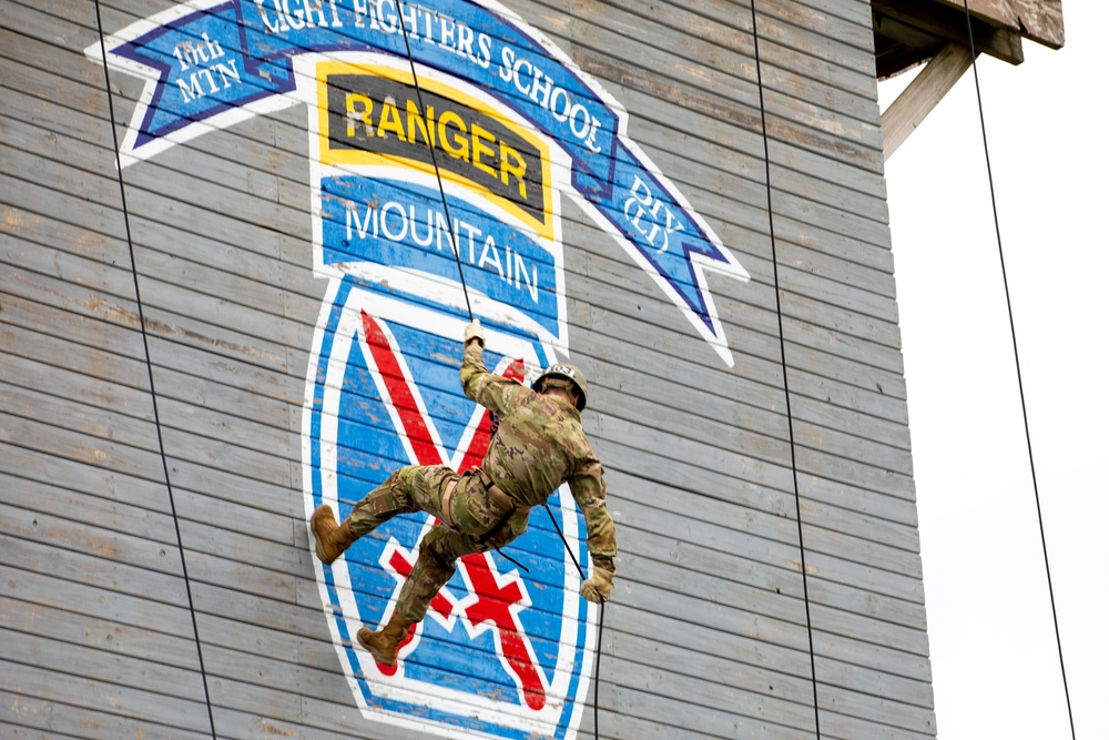 10th MDSB Soldiers Graduate Air Assault Course